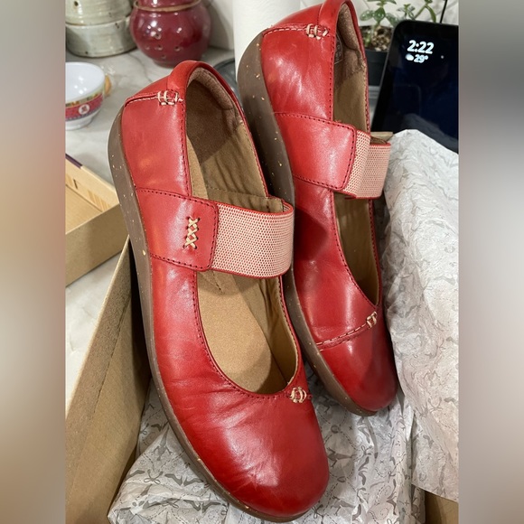 NIB Clarks red Medora Elie Mary Jane flats, size 8 1/2 M - Picture 9 of 12